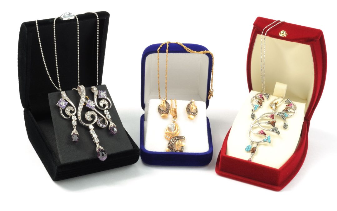 Styling Tips for Featuring a Local Vintage Jewelry Piece For Sale, Bethesda, MD, Shoppers Seek